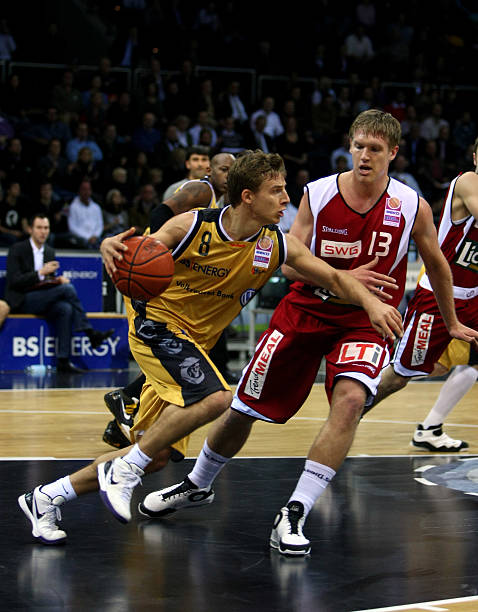 效力多年 效力多年